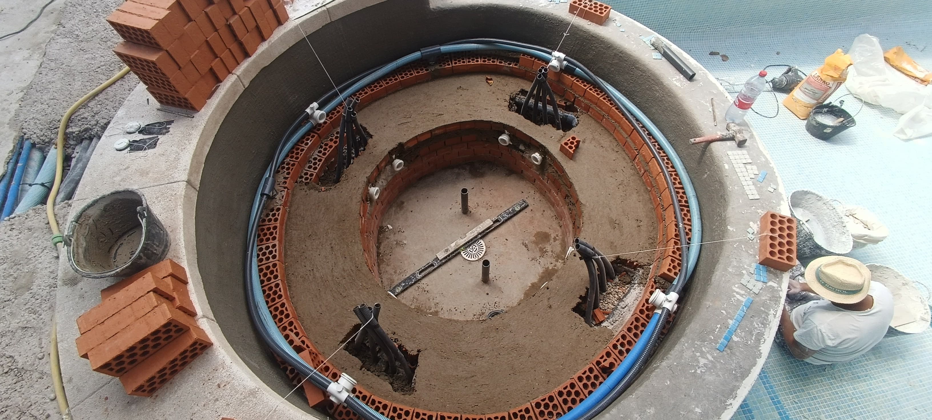 Construcción de jacuzzi circular — fase de obra
