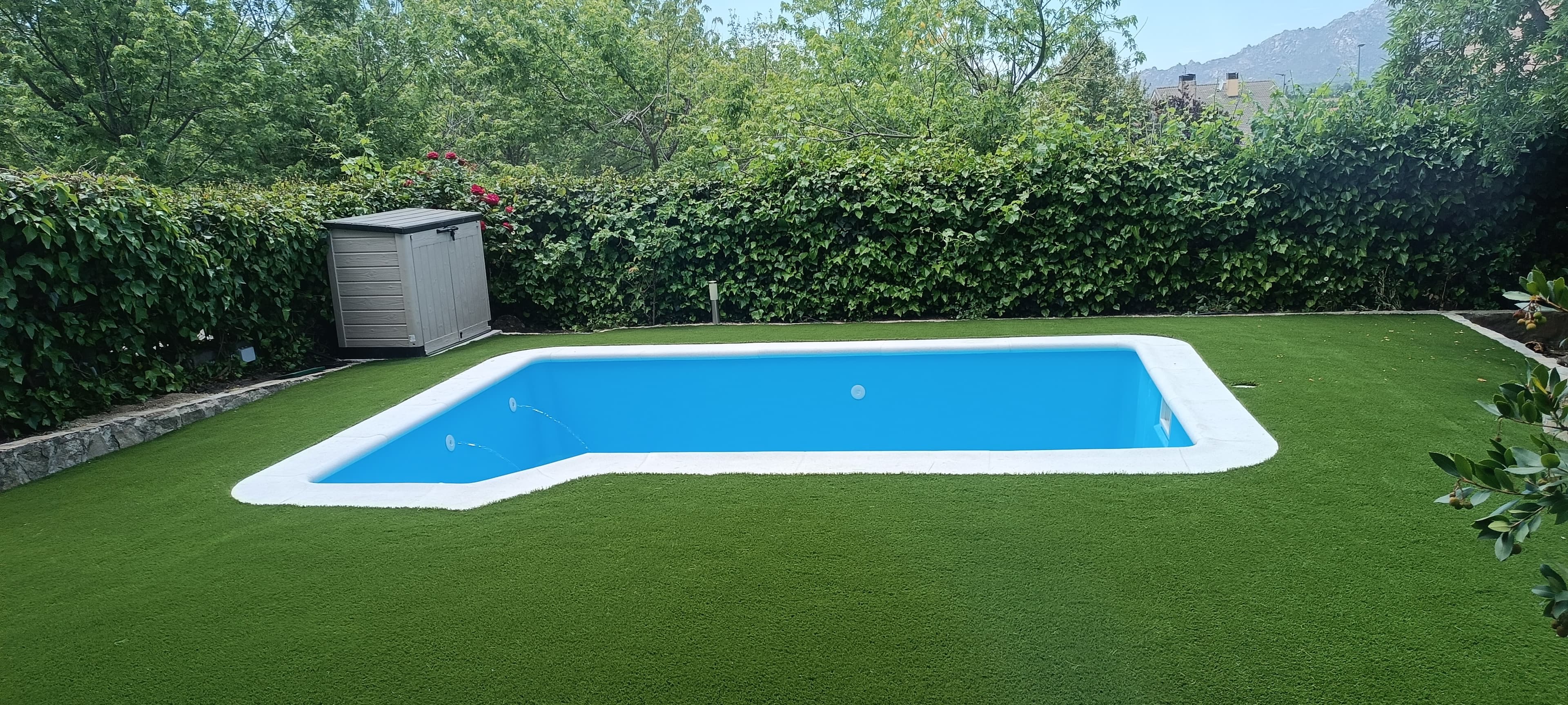Piscina con jardín — vista general