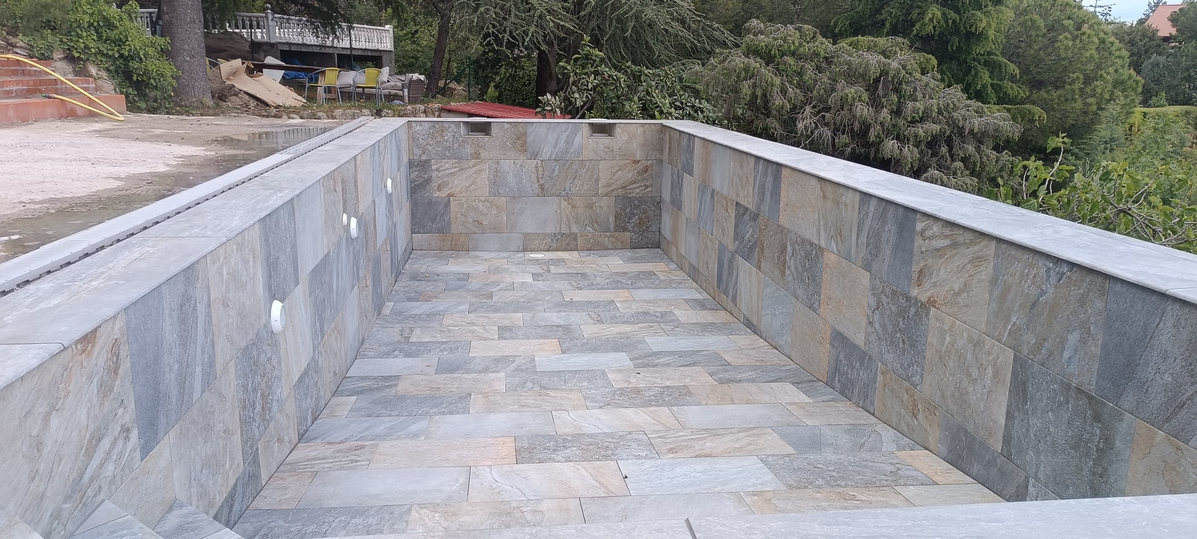 Construcción de piscina — revestimiento en piedra