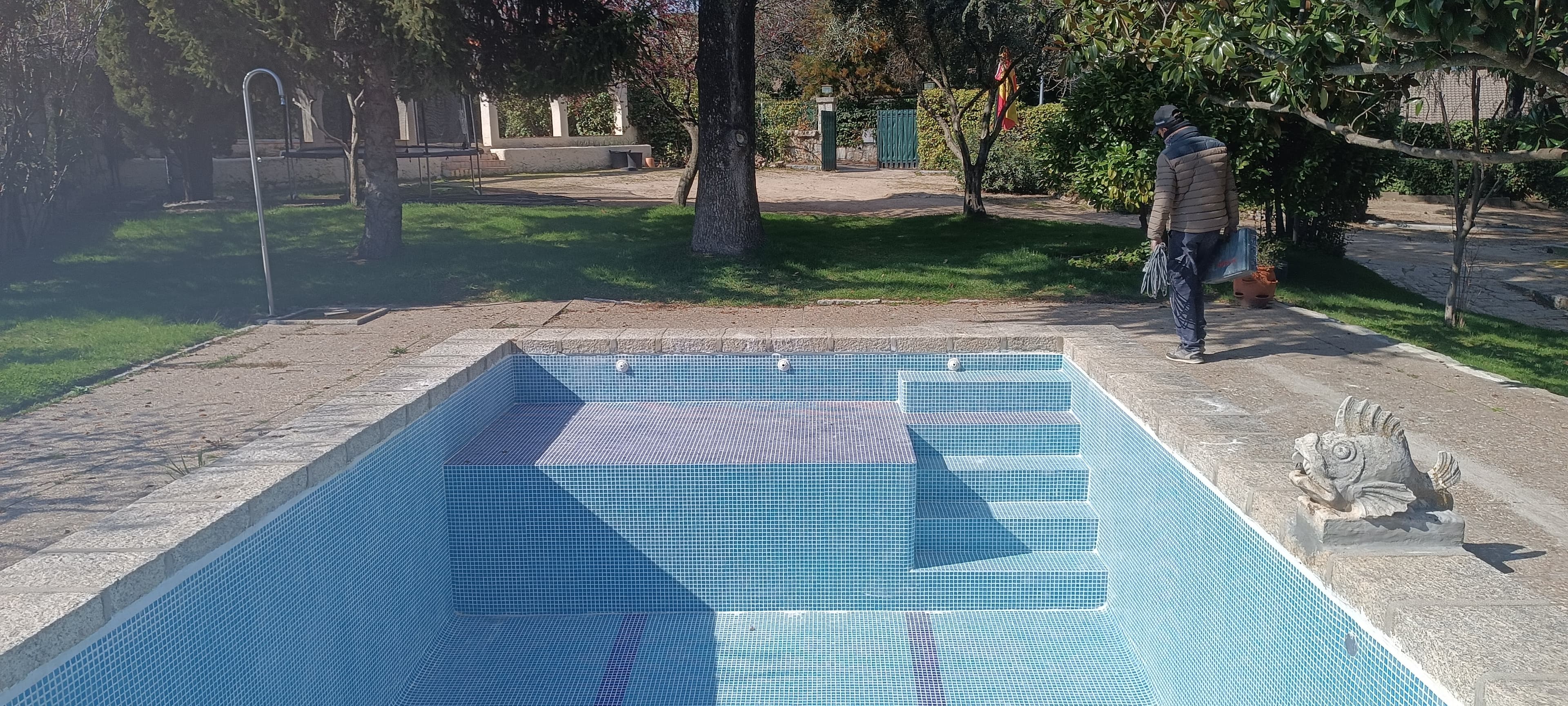 Piscina con escaleras de obra y gresite azul