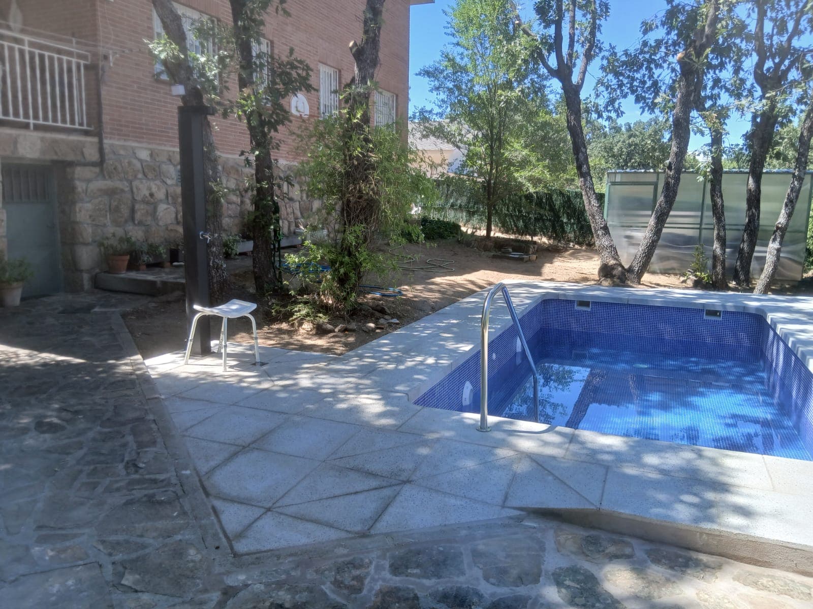 Piscina exterior terminada con ducha integrada
