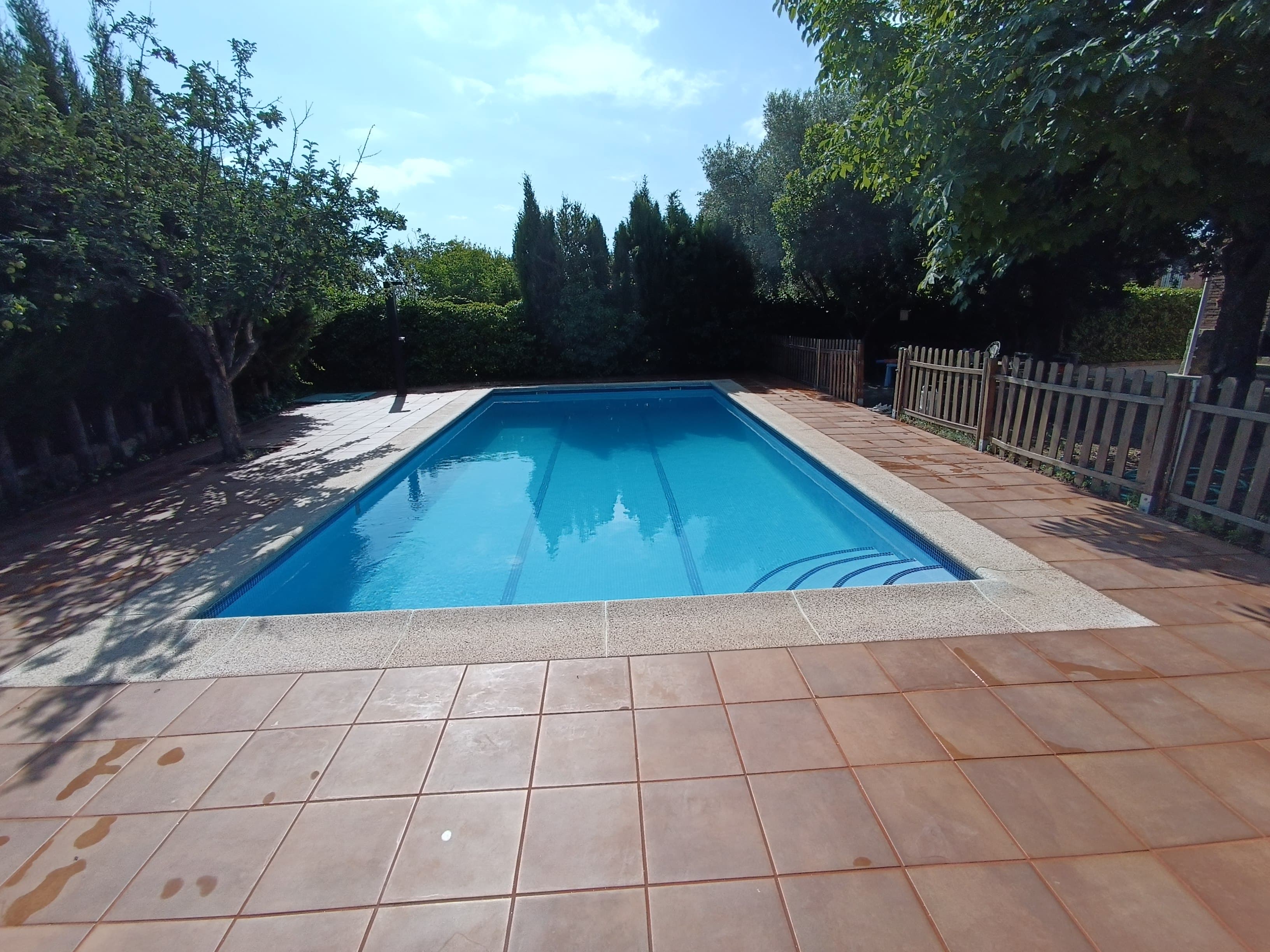 Vista de piscina privada terminada