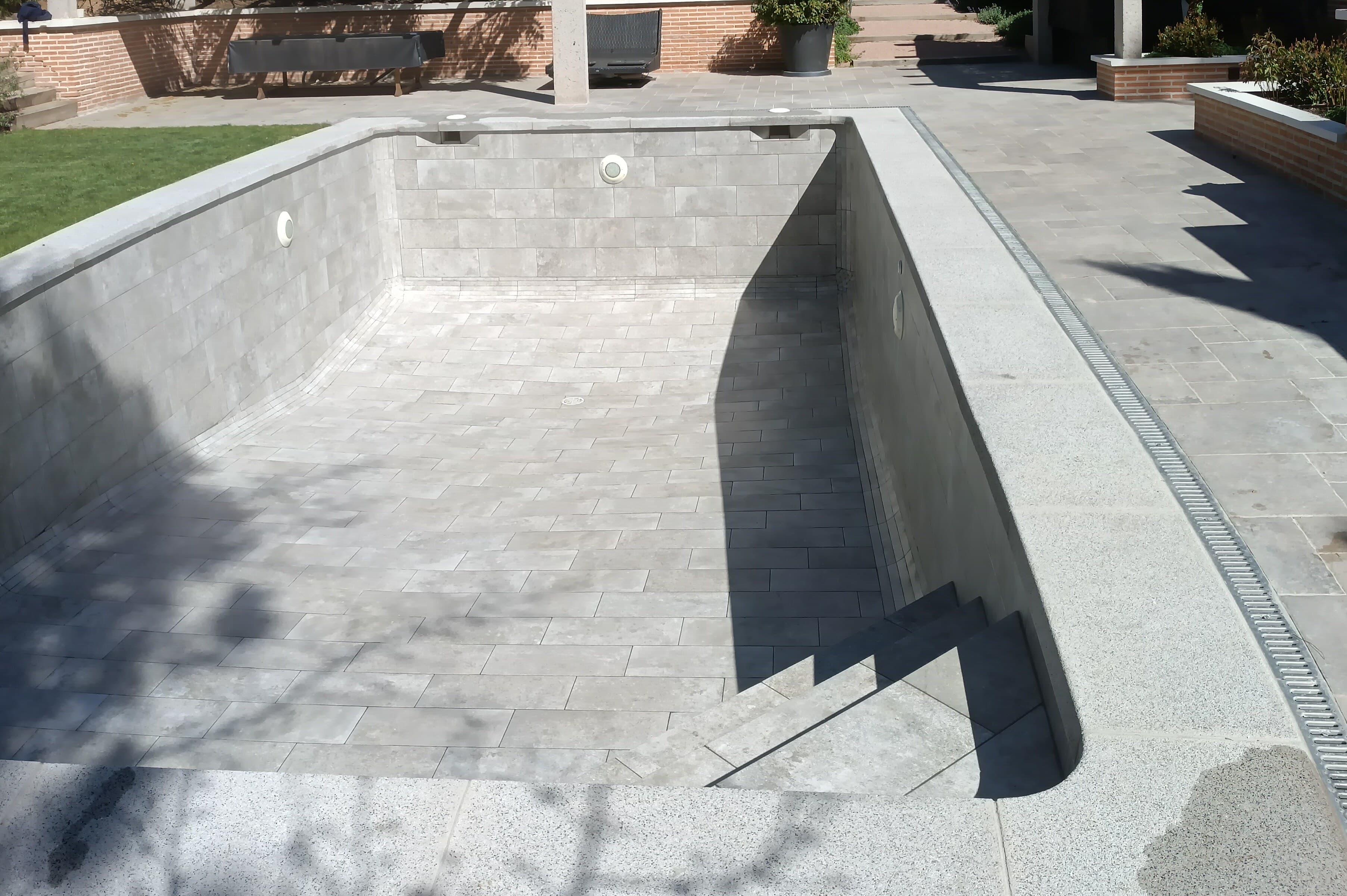 Piscina en construcción — panorámica de obra