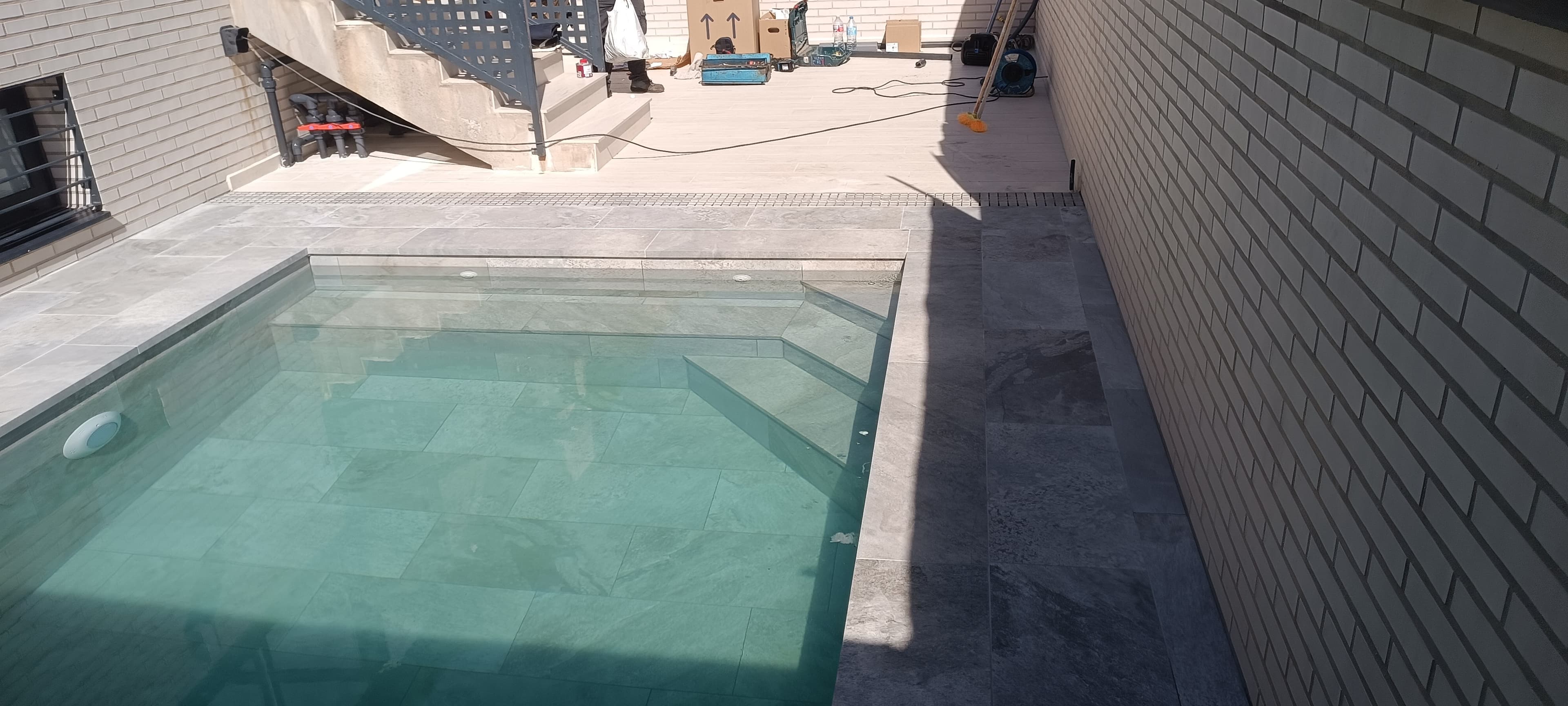 Piscina pequeña con acabado moderno