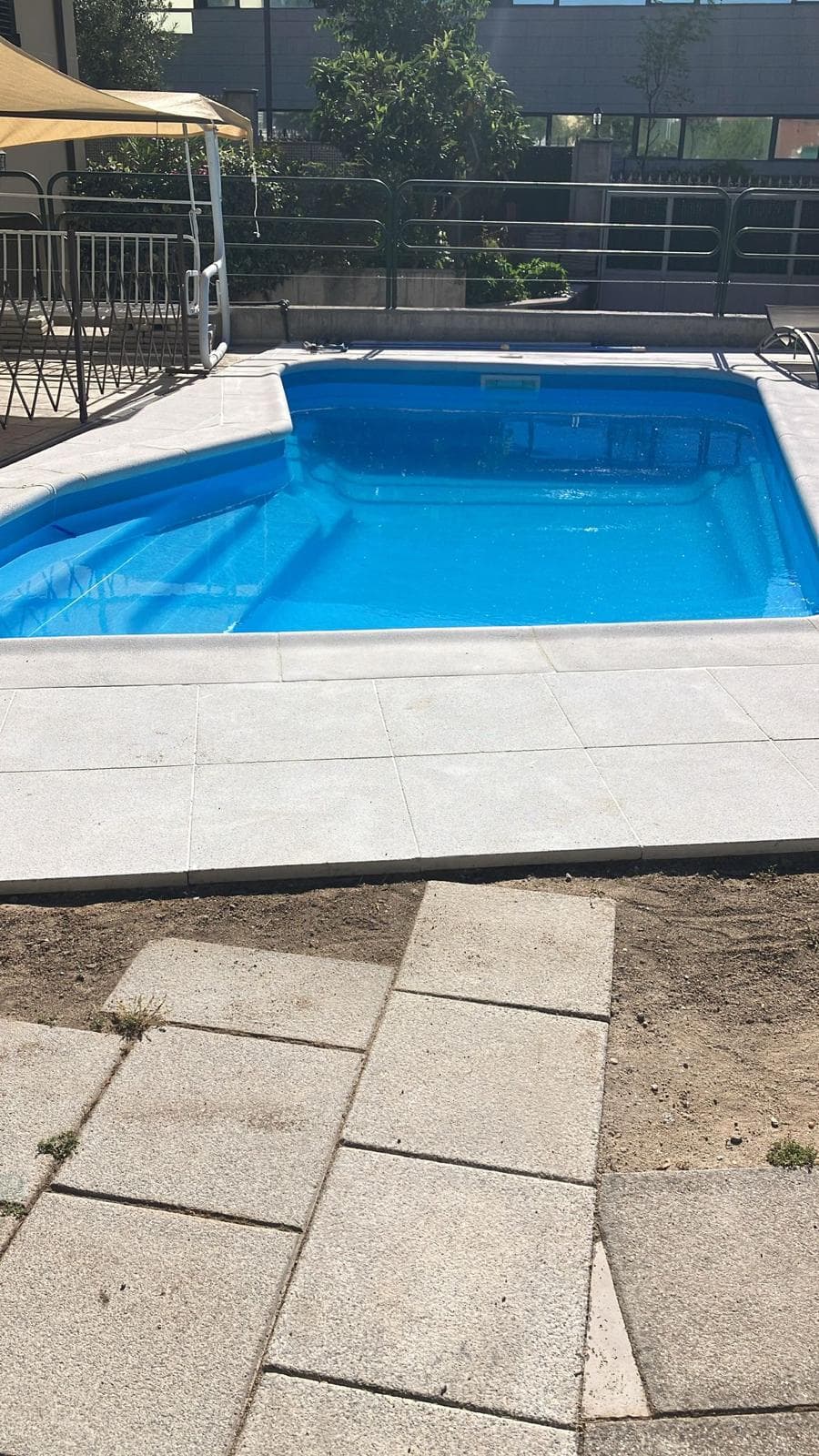 Piscina prefabricada de poliéster terminada